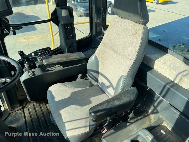 image for item JM9218 2010 John Deere 824K  wheel loader