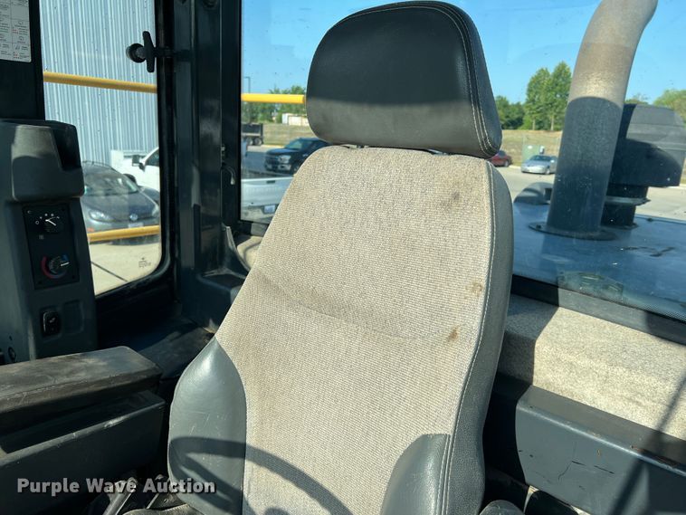 image for item JM9218 2010 John Deere 824K  wheel loader