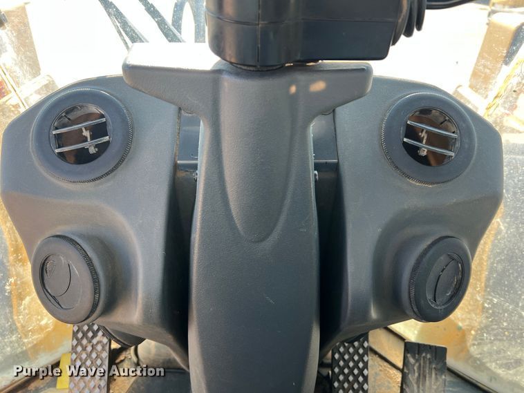 image for item JM9218 2010 John Deere 824K  wheel loader