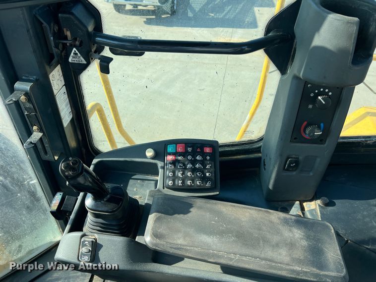 image for item JM9218 2010 John Deere 824K  wheel loader