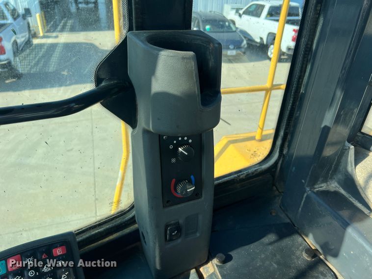 image for item JM9218 2010 John Deere 824K  wheel loader