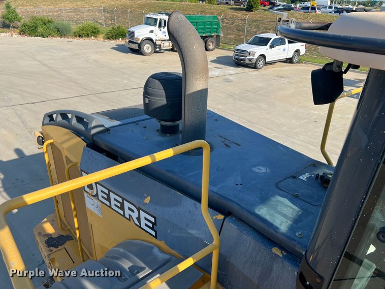 image for item JM9218 2010 John Deere 824K  wheel loader