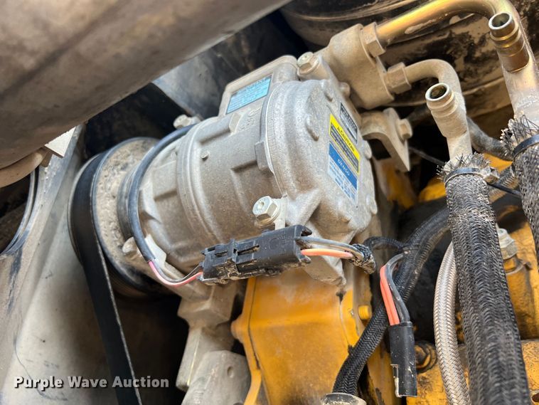 image for item JM9218 2010 John Deere 824K  wheel loader