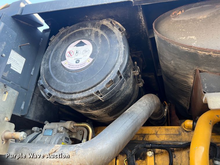 image for item JM9218 2010 John Deere 824K  wheel loader