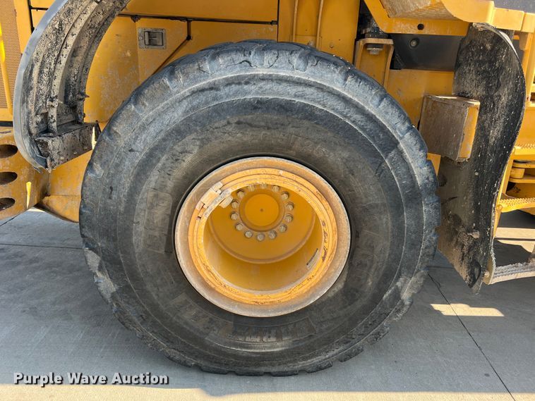 image for item JM9218 2010 John Deere 824K  wheel loader