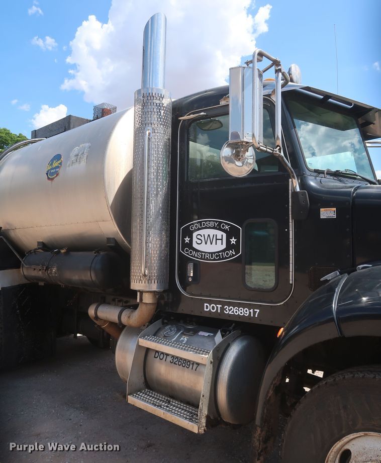 image for item JR9438 2008 Peterbilt 340  oil distributor truck