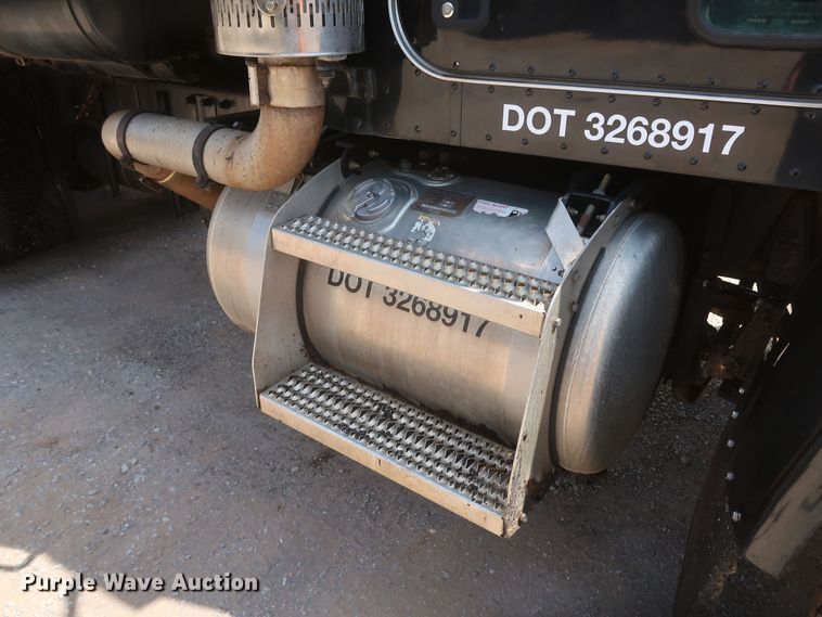 image for item JR9438 2008 Peterbilt 340  oil distributor truck