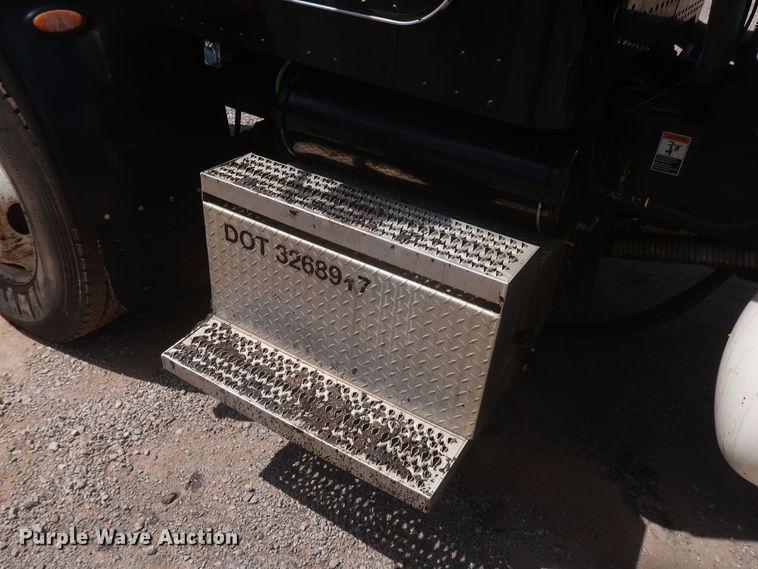 image for item JR9438 2008 Peterbilt 340  oil distributor truck