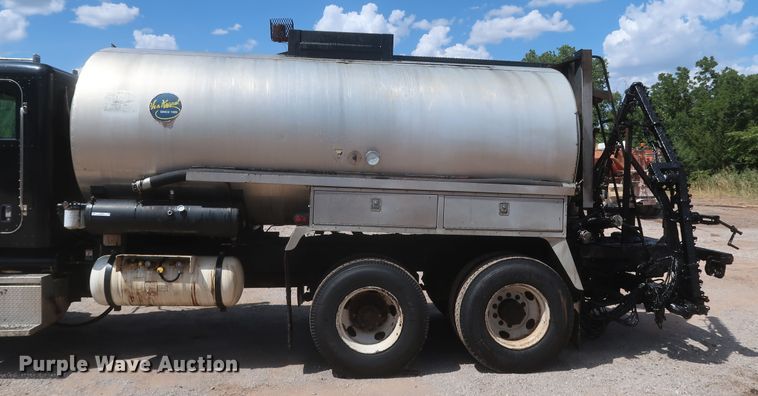 image for item JR9438 2008 Peterbilt 340  oil distributor truck