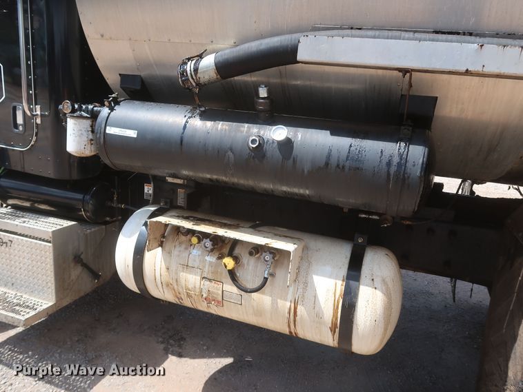 image for item JR9438 2008 Peterbilt 340  oil distributor truck