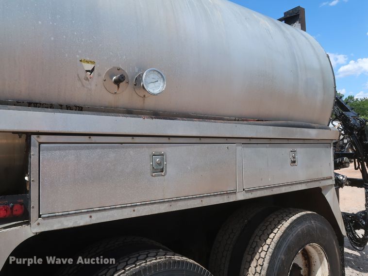 image for item JR9438 2008 Peterbilt 340  oil distributor truck