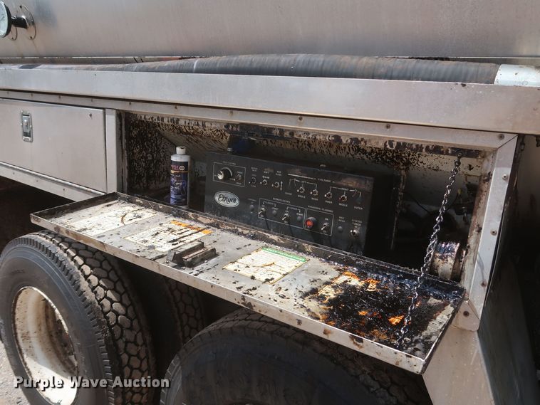 image for item JR9438 2008 Peterbilt 340  oil distributor truck