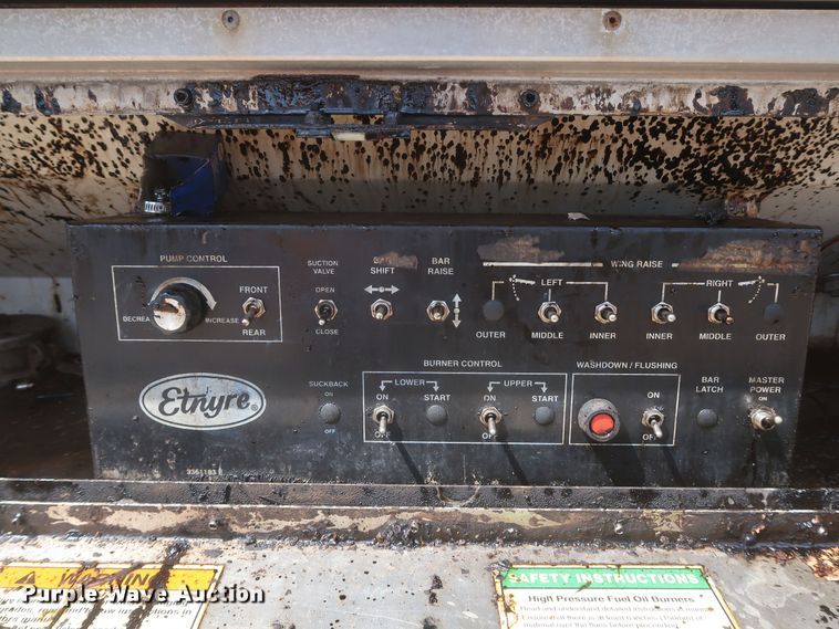 image for item JR9438 2008 Peterbilt 340  oil distributor truck