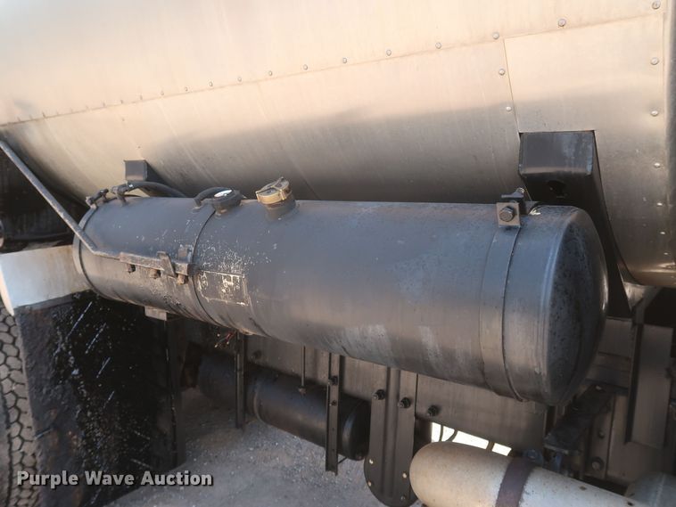 image for item JR9438 2008 Peterbilt 340  oil distributor truck