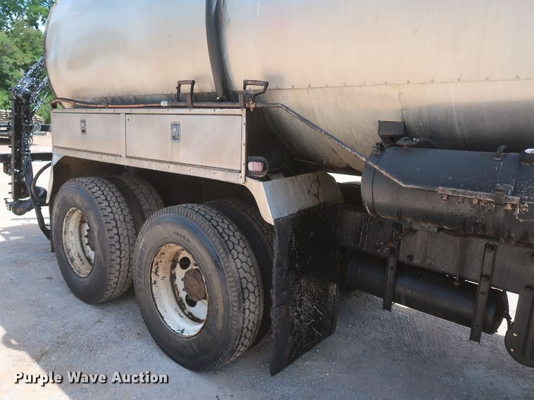 image for item JR9438 2008 Peterbilt 340  oil distributor truck