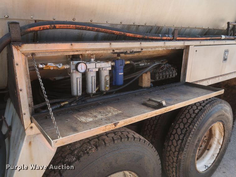 image for item JR9438 2008 Peterbilt 340  oil distributor truck