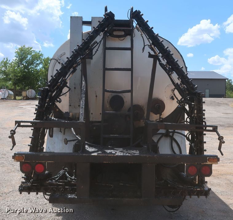 image for item JR9438 2008 Peterbilt 340  oil distributor truck