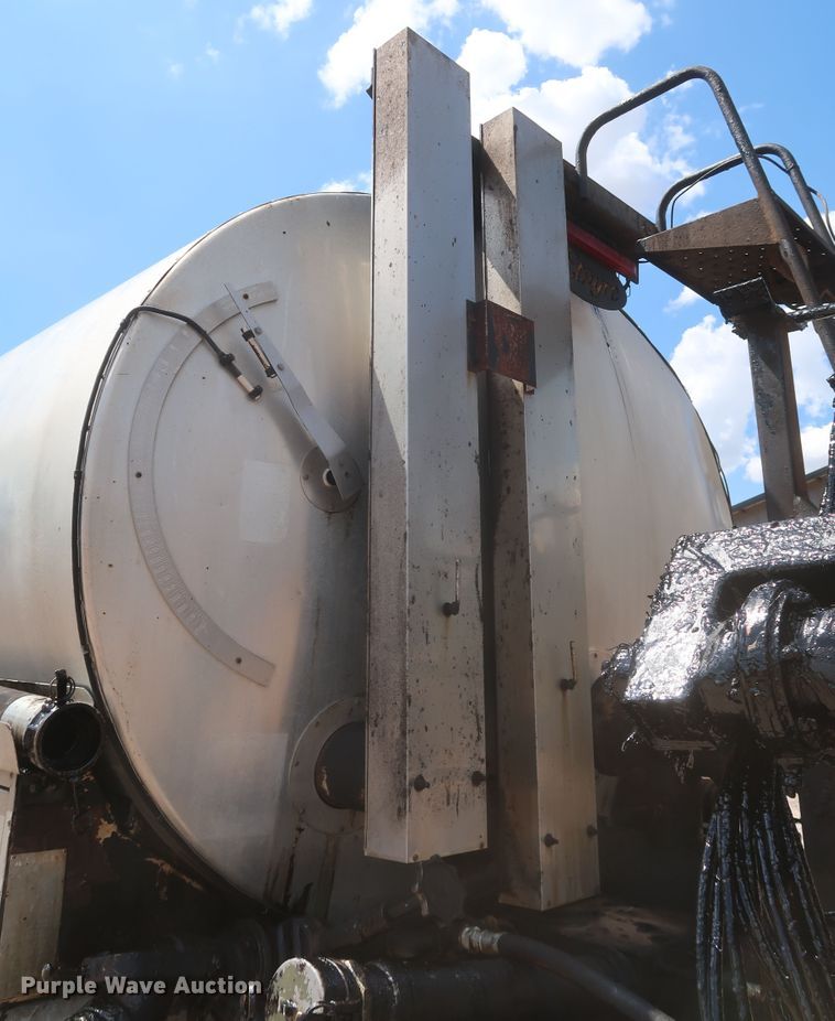 image for item JR9438 2008 Peterbilt 340  oil distributor truck