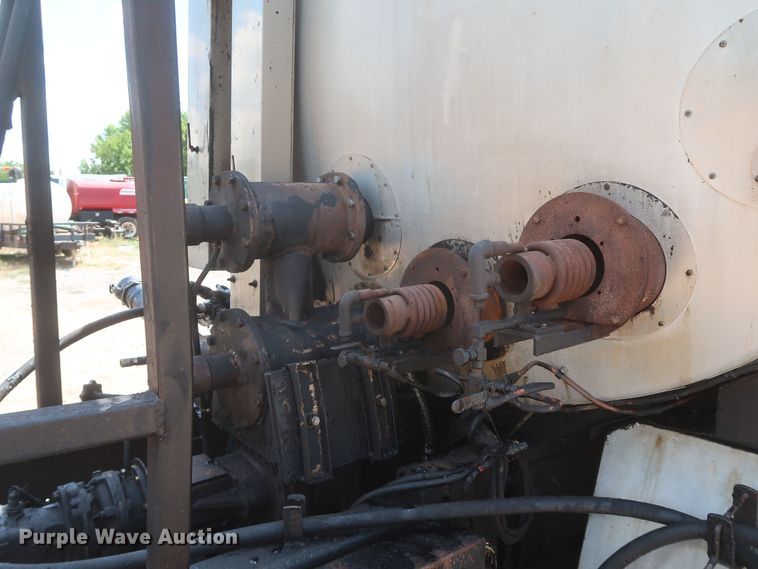 image for item JR9438 2008 Peterbilt 340  oil distributor truck