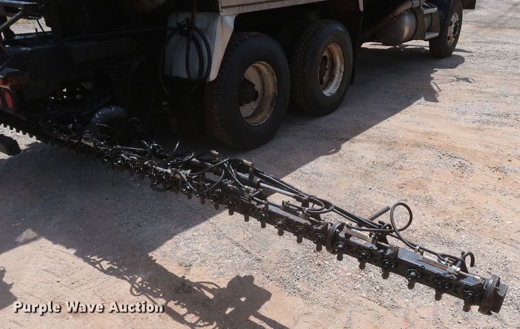 image for item JR9438 2008 Peterbilt 340  oil distributor truck