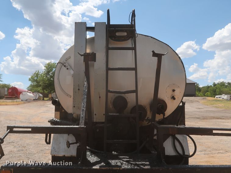 image for item JR9438 2008 Peterbilt 340  oil distributor truck