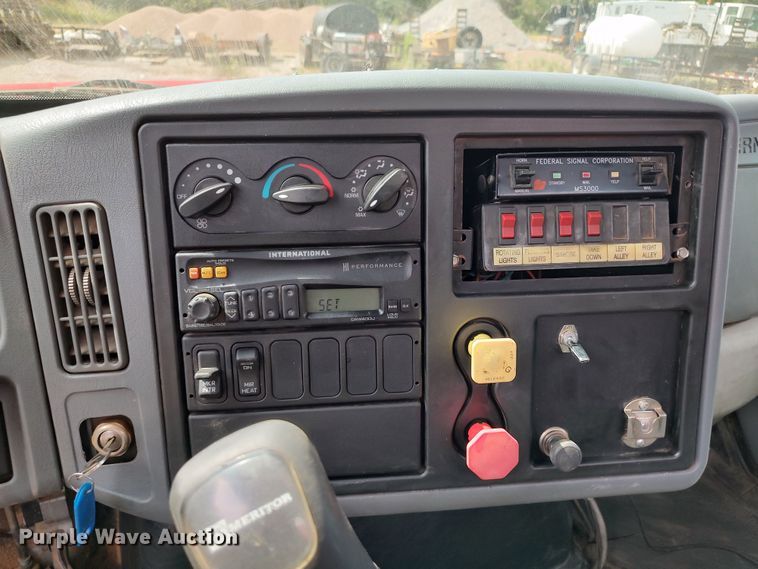 image for item JR9439 2003 International 8500  tank truck