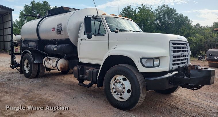 image for item JR9448 1998 Ford F800  oil distributor truck