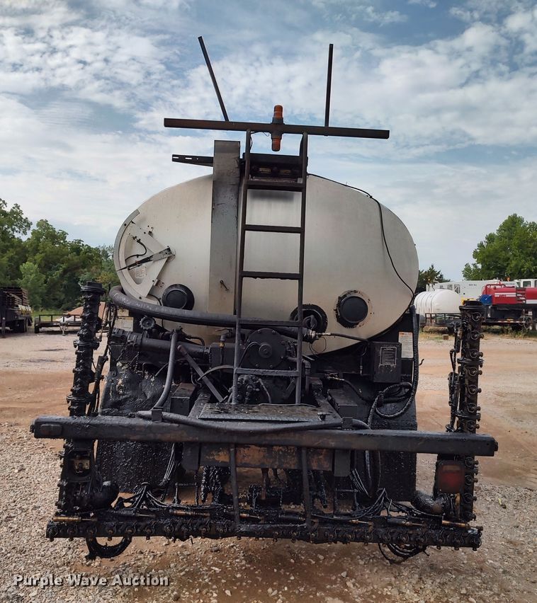 image for item JR9448 1998 Ford F800  oil distributor truck