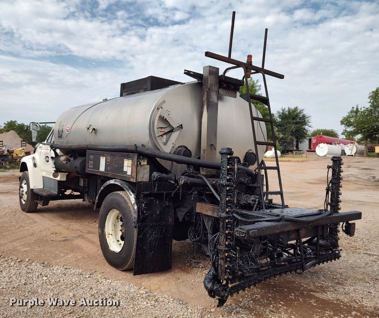 image for item JR9448 1998 Ford F800  oil distributor truck