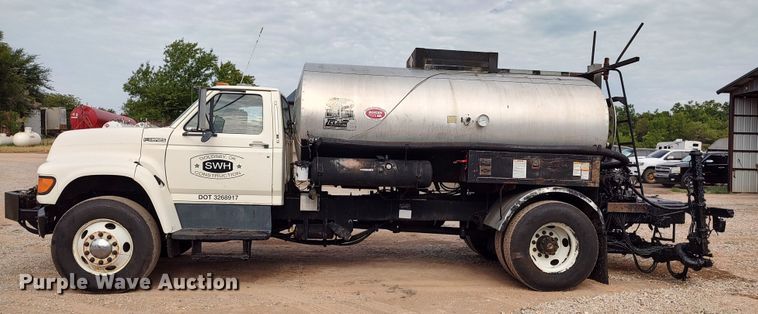 image for item JR9448 1998 Ford F800  oil distributor truck