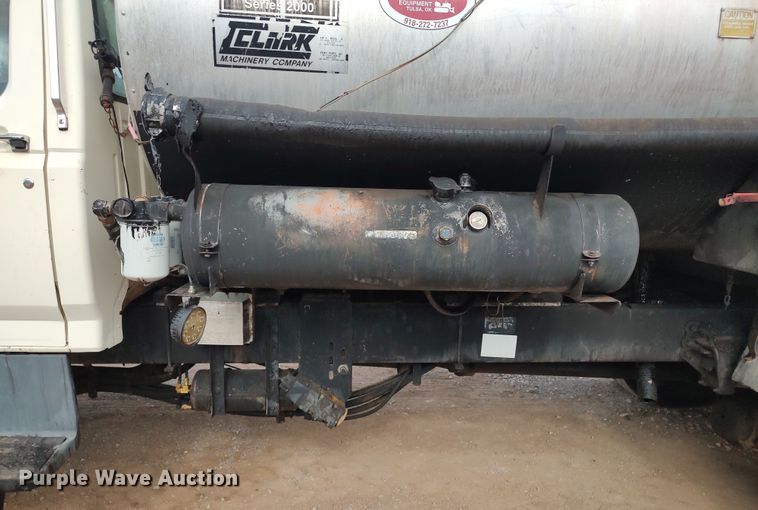 image for item JR9448 1998 Ford F800  oil distributor truck
