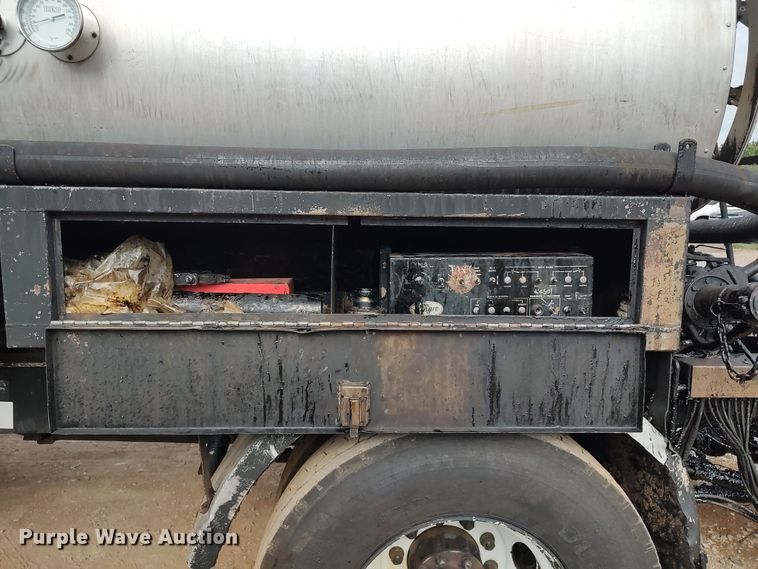 image for item JR9448 1998 Ford F800  oil distributor truck