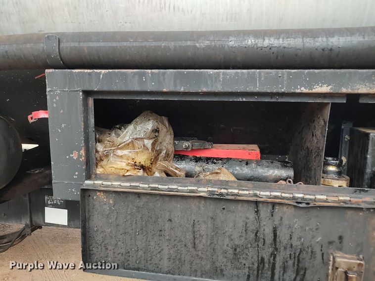 image for item JR9448 1998 Ford F800  oil distributor truck