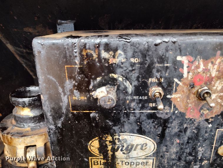 image for item JR9448 1998 Ford F800  oil distributor truck