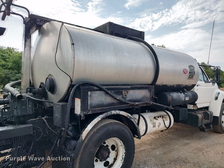 image for item JR9448 1998 Ford F800  oil distributor truck