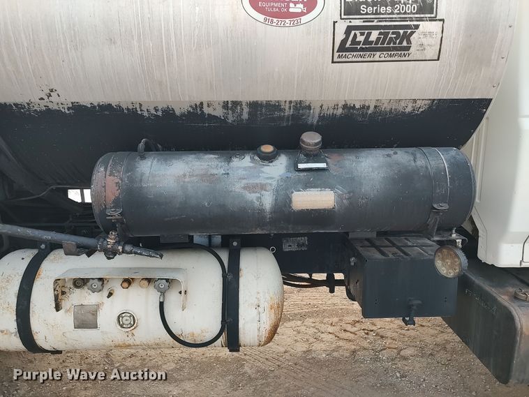 image for item JR9448 1998 Ford F800  oil distributor truck