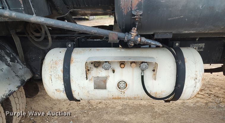 image for item JR9448 1998 Ford F800  oil distributor truck