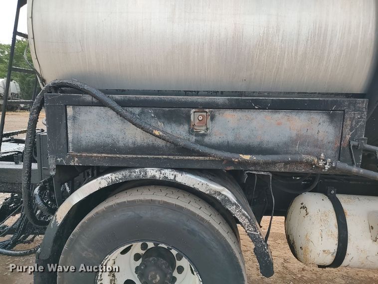 image for item JR9448 1998 Ford F800  oil distributor truck