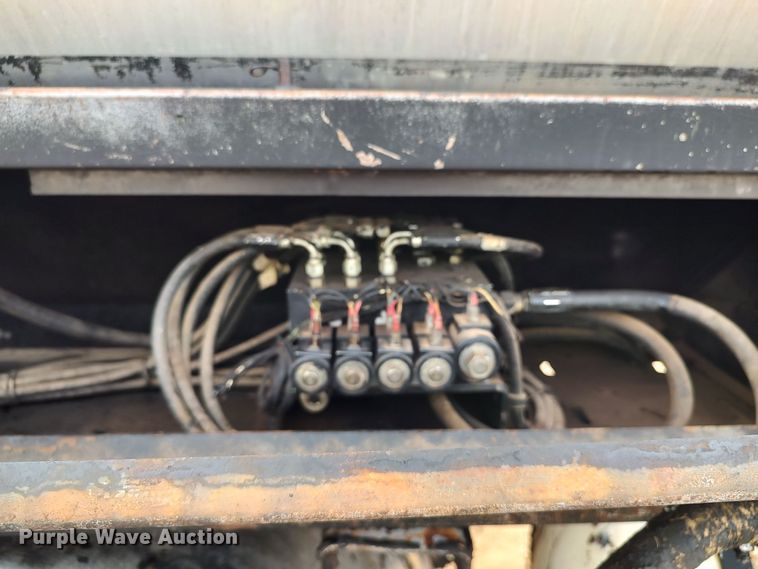 image for item JR9448 1998 Ford F800  oil distributor truck