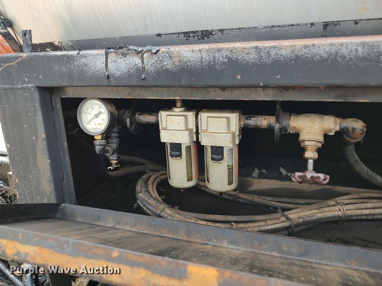 image for item JR9448 1998 Ford F800  oil distributor truck