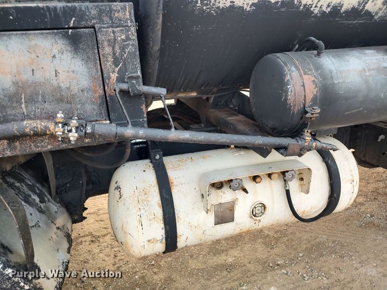 image for item JR9448 1998 Ford F800  oil distributor truck