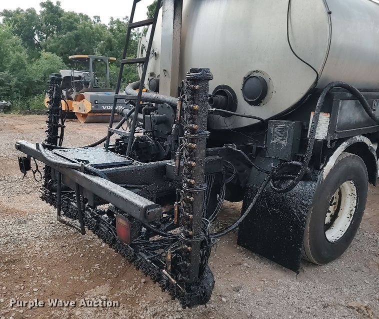 image for item JR9448 1998 Ford F800  oil distributor truck