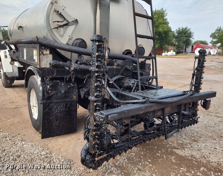 image for item JR9448 1998 Ford F800  oil distributor truck