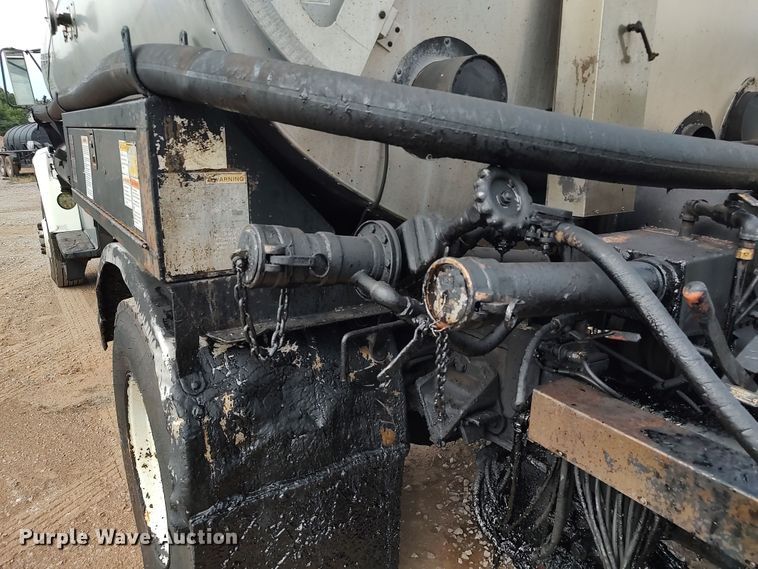 image for item JR9448 1998 Ford F800  oil distributor truck