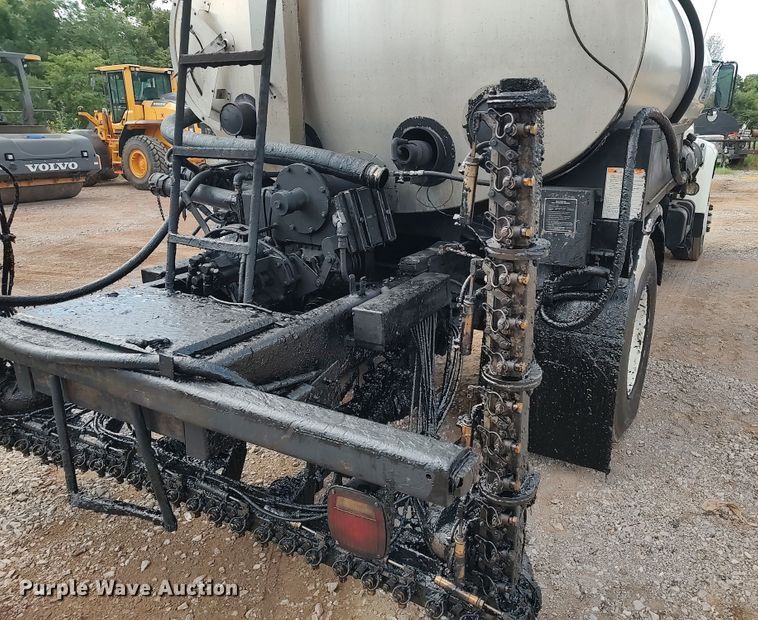 image for item JR9448 1998 Ford F800  oil distributor truck