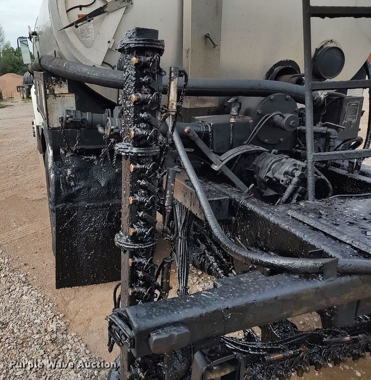 image for item JR9448 1998 Ford F800  oil distributor truck