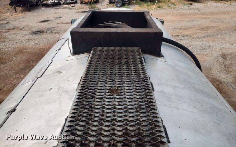 image for item JR9448 1998 Ford F800  oil distributor truck