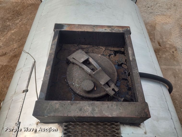 image for item JR9448 1998 Ford F800  oil distributor truck