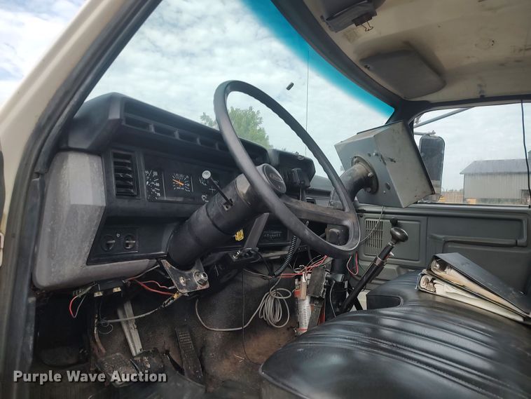 image for item JR9448 1998 Ford F800  oil distributor truck