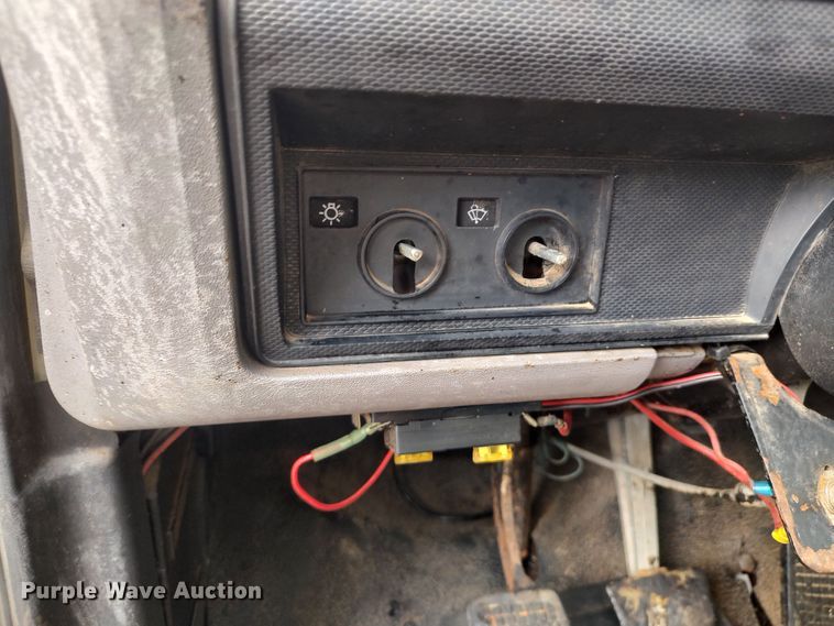 image for item JR9448 1998 Ford F800  oil distributor truck